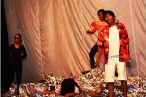Dapur sastra Uniku dan AMB Teater saat latihan sebelum pementasan drama yang akan digelar di gedung Kesenian.